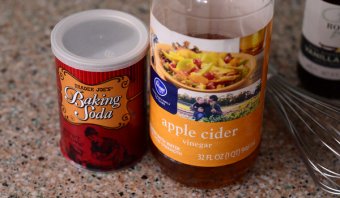 Baking soft drink and vinegar for eggless chocolate cake
