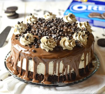 once you don't know what things to make for dessert, a cake is obviously a good solution. This time around, my option was the decadent Oreo Cheesecake Chocolate Cake and trust in me, it wasn't a mistake.