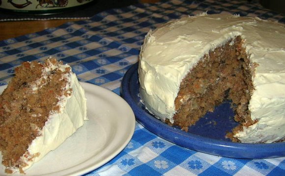 CARROT CAKE WITH RAISINS