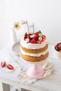 A simple strawberry cream cake made of layers of vanilla sponge cake, soft whipped cream, and fresh strawberries | prettysimplesweet.com