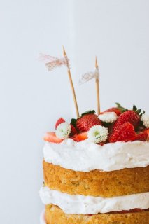 A simple strawberry cream cake made of layers of vanilla sponge cake, soft whipped cream, and fresh strawberries | prettysimplesweet.com