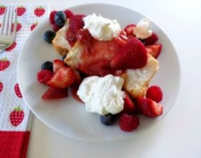 Angel Food Cake with Strawberry Sauce