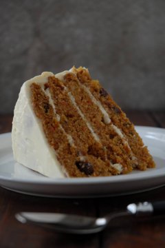 Carrot cake with pineapple chunks and raisins, coated in cream-cheese frosting. People, this is the IDEAL CARROT CAKE EVER. Mouse click the meal!