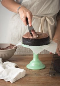 How to Frost a Cake | prettysimplesweet.com