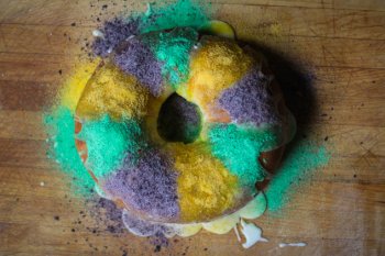 mardi gras king dessert dish cream-cheese completing