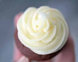 miniredvelvetcupcakescloseup2