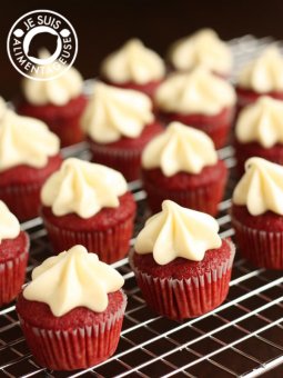 Natural Red Velvet Cupcakes | alimentageuse.com - Naturally made, vegan with no artificial food colouring! #cupcakes #vegan #beets