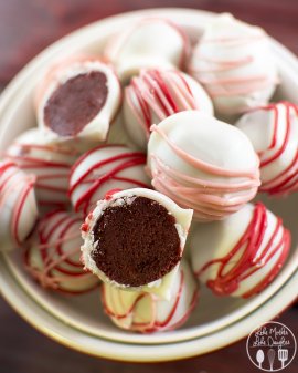 Red Velvet Cake Balls - these tasty little morsels are like bites of red velvet cake rolled up and dipped in white chocolate. Perfect treat for valentine's day.