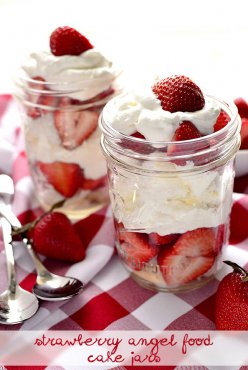 Strawberry Angel Food Cake Jars | iowagirleats.com