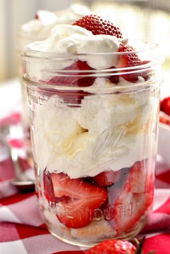 Strawberry Angel Food Cake Jars | iowagirleats.com